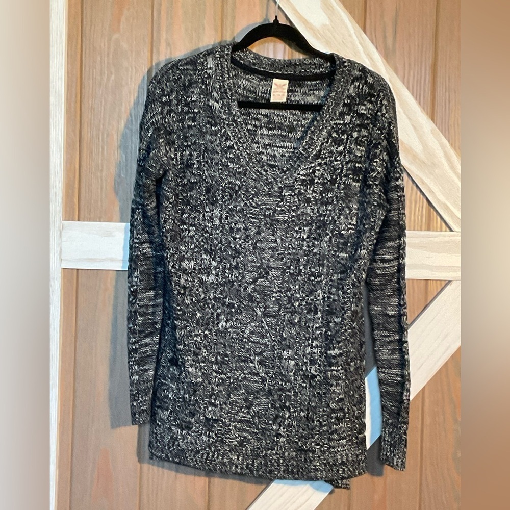 Old Navy Black and Gray Sweater. SIZE XL